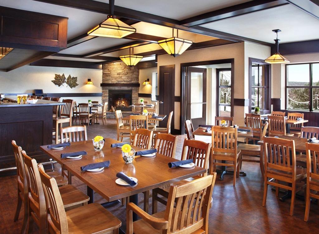 Deerhurst Resort هانتسفيل المطعم الصورة